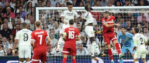  Stuttgarts deutscher Stürmer (Nr. 26) Deniz Undav schießt das erste Tor für sein Team, vorbei an Real Madrids deutschem Verteidiger (Nr. 22) Antonio Rüdiger und Real Madrids brasilianischem Verteidiger (Nr. 03) Eder Militao.