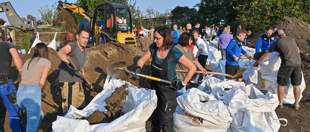 Sie bereiten sich auf ein erwartetes Hochwasser vor: Bewohner der Kleinstadt Lebus an der Oder befüllen Sandsäcke.