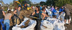 Sie bereiten sich auf ein erwartetes Hochwasser vor: Bewohner der Kleinstadt Lebus an der Oder befüllen Sandsäcke.