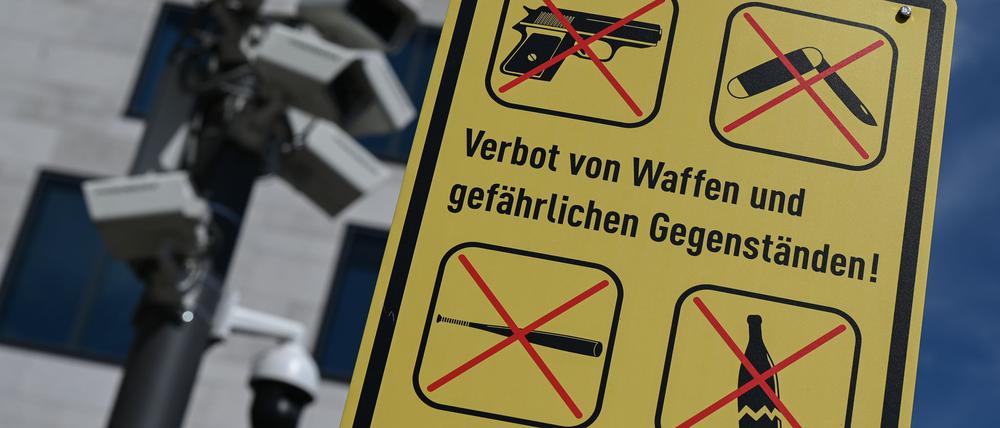Nach dem Anschlag von Solingen wird auch über erhöhte Sicherheitsvorkehrungen und etwa Waffenverbotszonen diskutiert. Potsdams Rathauschef erwartet einigen Mehraufwand, der auf die Kommunen zukommen kann. (Archivbild)