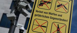 Nach dem Anschlag von Solingen wird auch über erhöhte Sicherheitsvorkehrungen und etwa Waffenverbotszonen diskutiert. Potsdams Rathauschef erwartet einigen Mehraufwand, der auf die Kommunen zukommen kann. (Archivbild)