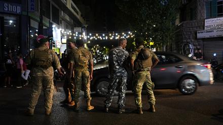 Libanesische Soldaten stehen Wache an einer Straße, die zum Krankenhaus der Amerikanischen Universität führt.