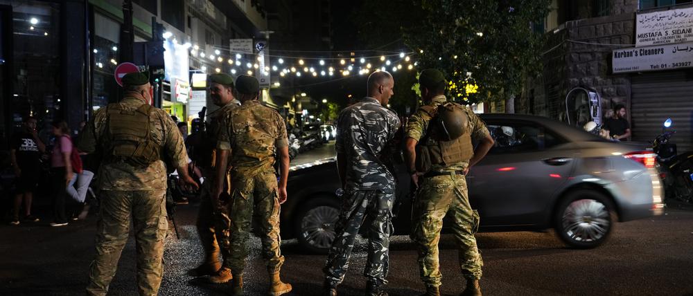 Libanesische Soldaten stehen Wache an einer Straße, die zum Krankenhaus der Amerikanischen Universität führt.