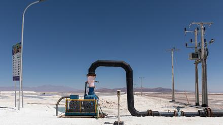 Eine Förderpumpe in einer Lithiummine in der Atacama-Wüste in Chile. 