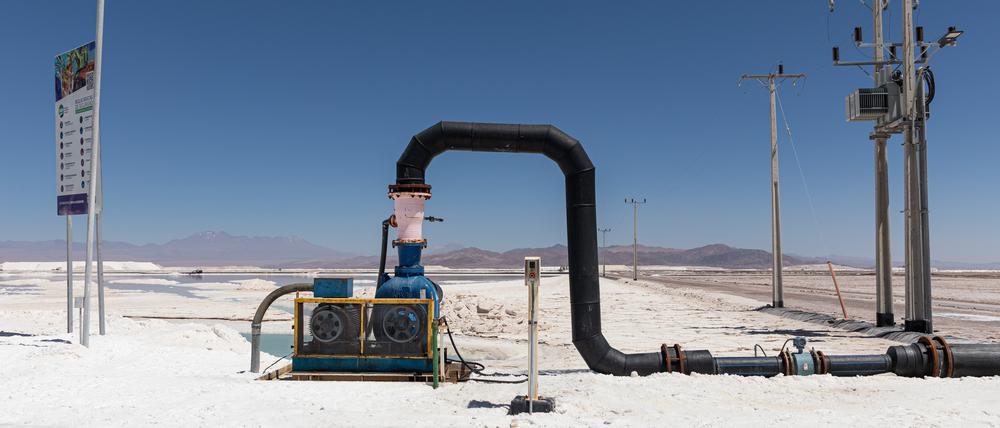 Eine Förderpumpe in einer Lithiummine in der Atacama-Wüste in Chile.