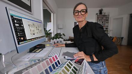 Mit Bildschirm und Farbtabelle: Albena Radzuhn, Chefin vom „Own Your Room“, bei der Arbeit.