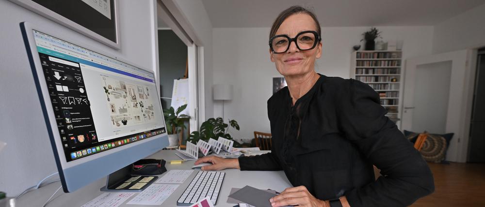 Mit Bildschirm und Farbtabelle: Albena Radzuhn, Chefin vom „Own Your Room“, bei der Arbeit.