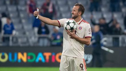 Cheese. Harry Kane macht ein Selfie mit dem Spielball.