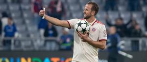 Cheese. Harry Kane macht ein Selfie mit dem Spielball.