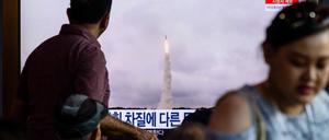 Südkoreanische TV-Sendung mit Archivbildern zu nordkoreanischen Raketentests.