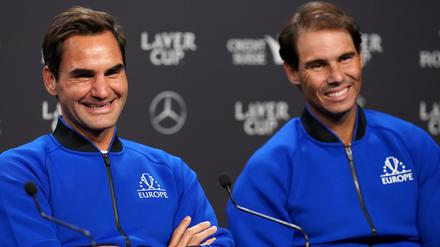 Roger Federer (l) wünscht sich, dass Rafael Nadal noch eine weitere Saison spielt. 