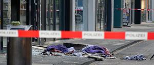 Scherben und Kleidungsstücke liegen vor einem Geschäft in der Ehrenstraße in Köln.