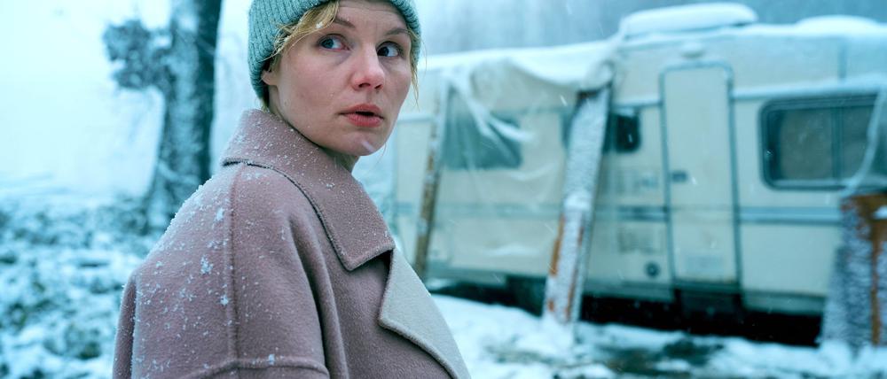 Lara (Rosalie Thomass) kehrt zurück in ihre Heimat.