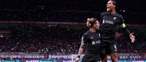 Jubel nach Tor Nummer zwei. Die Liverpooler Virgil van Dijk (links) und Kostas Tsimikas.