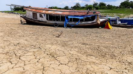 Aufgrund der Dürre gestrandete Boote liegen am Rande der ausgetrockneten Lagune da Francesa. Seit Jahren kämpft Brasilien mit immer weniger Regenfällen.