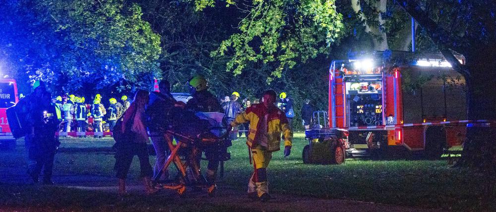 Beim Einsturz eines Daches auf einem Boot in Berlin-Mitte sind nach Angaben der Feuerwehr mehrere Menschen verletzt worden.