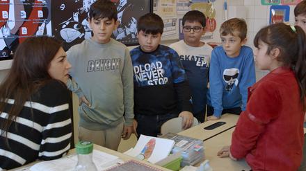 Frau Idiskut und ihre Klasse: Die Lehrerin Ilkay Idiskut fördert und fordert die Kinder in ihrer Wiener Volksschulklasse im „Problembezirk“ Favoriten.
