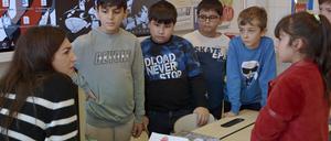 Frau Idiskut und ihre Klasse: Die Lehrerin Ilkay Idiskut fördert und fordert die Kinder in ihrer Wiener Volksschulklasse im „Problembezirk“ Favoriten.  