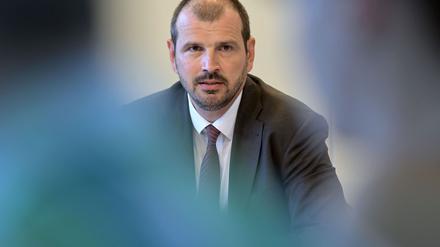 Verteidigt das Vorgehen einer Schule gegen Kritik der AfD: Brandenburgs Bildungsminister Steffen Freiberg (SPD)(Archivbild).