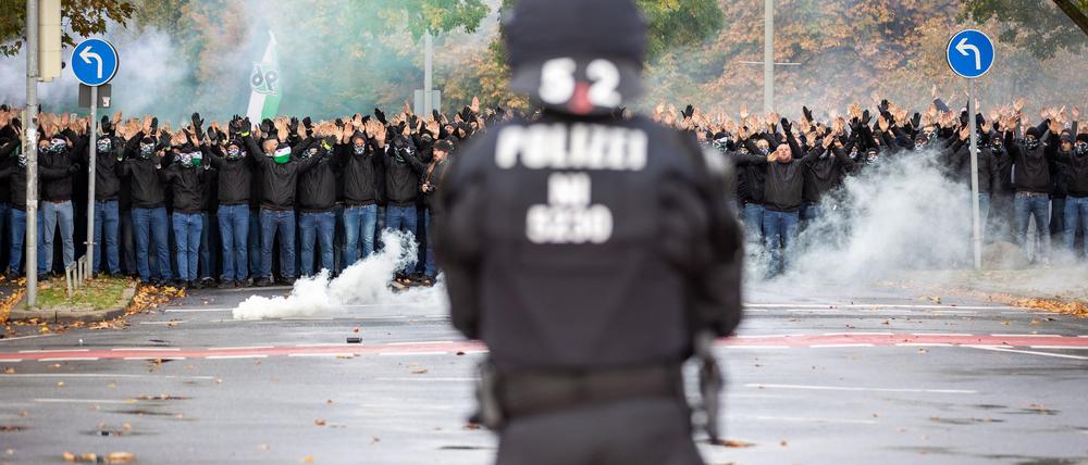 Der deutsche Fußball erarbeitet Vorschläge gegen Gewalt rund um die Spiele.