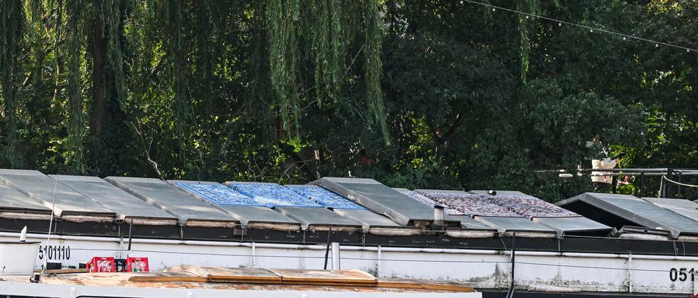 Bei einem Partyboot auf der Berliner Spree ist ein Metalldach eingestürzt.