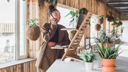Vier Bretter zusammenstecken, und fertig ist die individuell angepasste Stehhilfe der Firma upstaa.