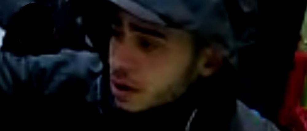 Die Berliner Polizei sucht nach diesem mutmaßlichen Räuber.