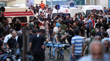 Krankenwagen treffen am American University of Beirut Medical Center (AUBMC) ein, wo nach den Pager-Explosionen zahlreiche Menschen behandelt werden.