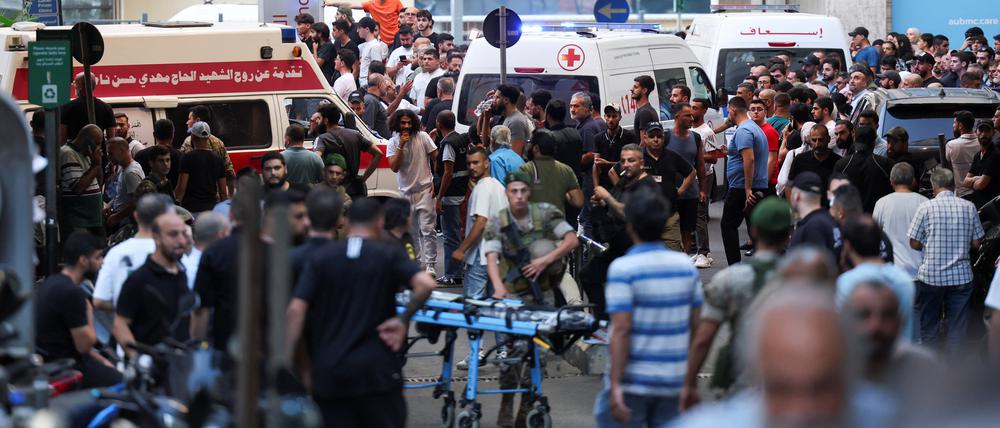 Krankenwagen treffen am American University of Beirut Medical Center (AUBMC) ein, wo nach den Pager-Explosionen zahlreiche Menschen behandelt werden.