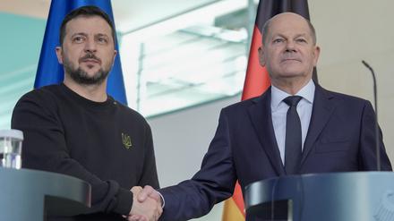 Händedruck auf Distanz. Die Haltung Deutschlands in der Unterstützung für die Ukraine ist und bleibt gespalten.