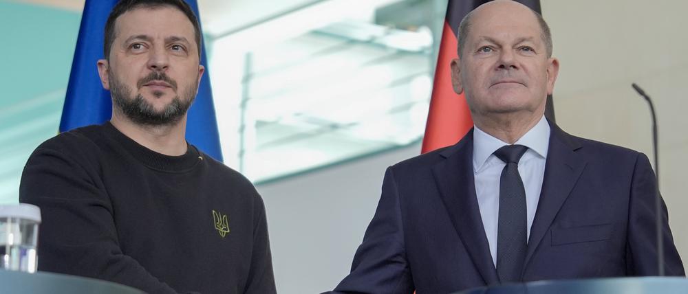 Händedruck auf Distanz. Die Haltung Deutschlands in der Unterstützung für die Ukraine ist und bleibt gespalten.