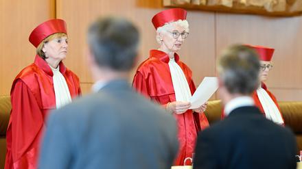  Der Zweite Senat – Christine Langenfeld (l-r), Vorsitzende Doris König und Astrid Wallrabenstein - verkünden das Urteil im Streit um Ausschussvorsitzende.