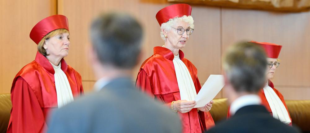 Der Zweite Senat – Christine Langenfeld (l-r), Vorsitzende Doris König und Astrid Wallrabenstein - verkünden das Urteil im Streit um Ausschussvorsitzende.