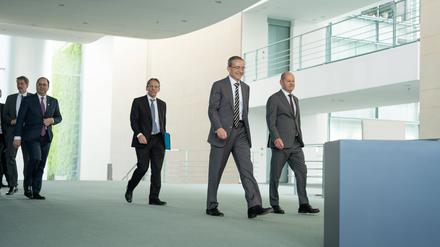 Der falsche Weg? Bundeskanzler Olaf Scholz (r.) und Intel-Chef Pat Gelsinger 2.v.r) trafen sich vor einem Jahr im Kanzleramt.