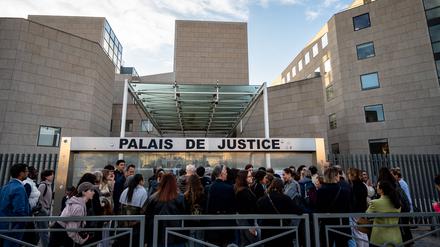 Vor dem Gerichtsgebäude von Avignon, Südfrankreich, versammelten sich zahlreiche Menschen für den Prozess gegen Dominique Pelicot und weitere Mitangeklagte.