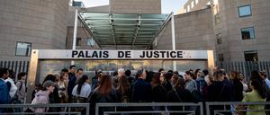 Vor dem Gerichtsgebäude von Avignon, Südfrankreich, versammelten sich zahlreiche Menschen für den Prozess gegen Dominique Pelicot und weitere Mitangeklagte.