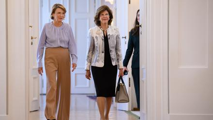 Silbernes Jubiläum. Königin Silvia von Schweden (r) und Elke Büdenbender, Ehefrau von Bundespräsident Frank-Walter Steinmeier, kommen zu einem Runden Tisch zu sexualisierter Gewalt im Schloss Bellevue. 