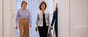Silbernes Jubiläum. Königin Silvia von Schweden (r) und Elke Büdenbender, Ehefrau von Bundespräsident Frank-Walter Steinmeier, kommen zu einem Runden Tisch zu sexualisierter Gewalt im Schloss Bellevue. 