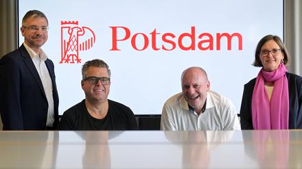 Potsdams Oberbürgermeister Mike Schubert (SPD, v.l.), Rolf Mehnert und Helmut Ness von der Agentur Fuenfwerken, Heike Bojunga, Fachbereichsleiterin Kommunikation und Partizipation in Potsdam bei der Vorstellung des neuen Potsdamlogos.