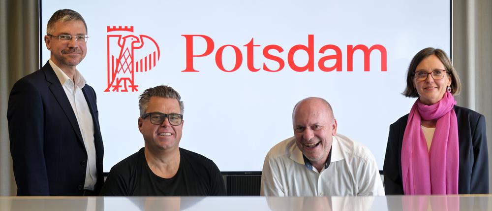 Potsdams Oberbürgermeister Mike Schubert (SPD, v.l.), Rolf Mehnert und Helmut Ness von der Agentur Fuenfwerken, Heike Bojunga, Fachbereichsleiterin Kommunikation und Partizipation in Potsdam bei der Vorstellung des neuen Potsdamlogos.