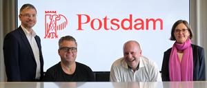 Potsdams Oberbürgermeister Mike Schubert (SPD, v.l.), Rolf Mehnert und Helmut Ness von der Agentur Fuenfwerken, Heike Bojunga, Fachbereichsleiterin Kommunikation und Partizipation in Potsdam bei der Vorstellung des neuen Potsdamlogos.