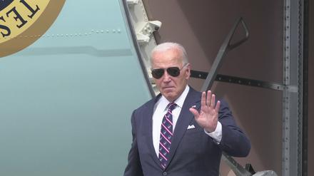 US-Präsident Joe Biden verlässt auf dem Weg ins Weiße Haus die Air Force One (Symbolbild).