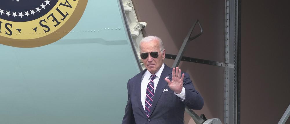 US-Präsident Joe Biden verlässt auf dem Weg ins Weiße Haus die Air Force One (Symbolbild).