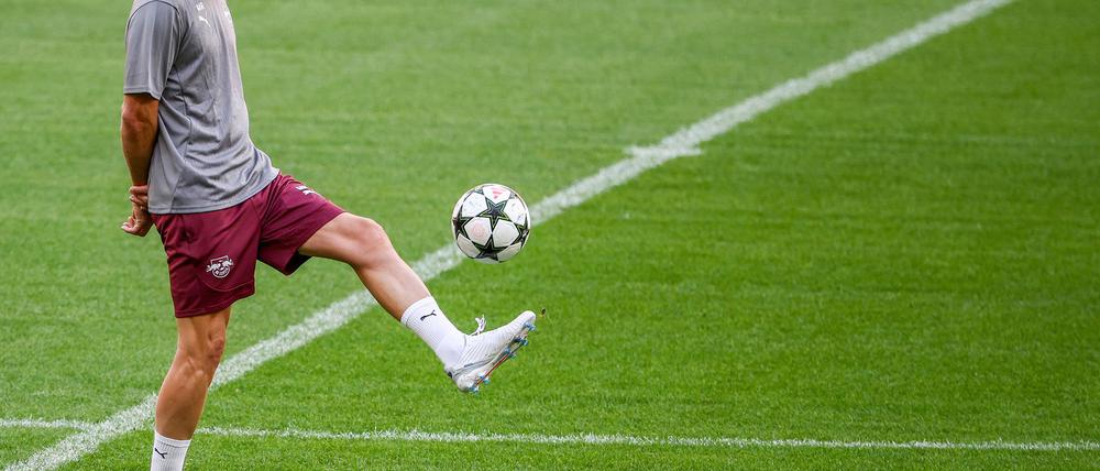 RB-Coach Marco Rose leitete das Training in Madrid.