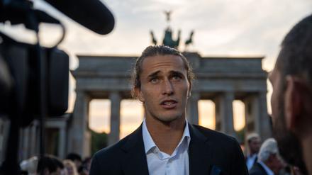 Tennisprofi Alexander Zverev lässt seinen Start bei den Davis-Cup-Finals noch offen. 