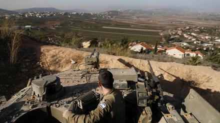 Ein israelischer Soldat steht in einem Panzer in einer Armeestellung in der nordisraelischen Grenzstadt Metula an der israelischen Grenze zum Libanon (Symbolbild).