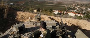 Ein israelischer Soldat steht in einem Panzer in einer Armeestellung in der nordisraelischen Grenzstadt Metula an der israelischen Grenze zum Libanon (Symbolbild).