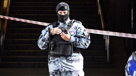 Ein russischer Polizeibeamter steht am 18. September 2024 im Zentrum Moskaus vor einer Sicherheitsabsperrung. 