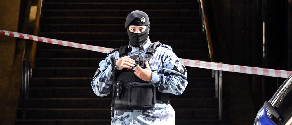 Ein russischer Polizeibeamter steht am 18. September 2024 im Zentrum Moskaus vor einer Sicherheitsabsperrung. 