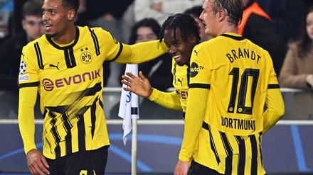 "Torschütze Jamie Gittens (M.) lässt sich feiern."